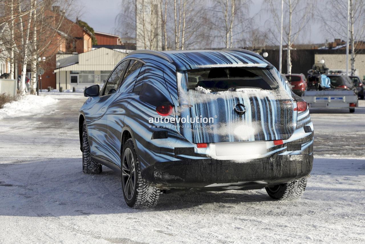 2026-mercedes-benz-glc-ev-spotted-with-production-lights-under-striking-new-camouflage_15.thumb.jpg.9ca56e6eaa6ff9f189957328936f74fe.jpg