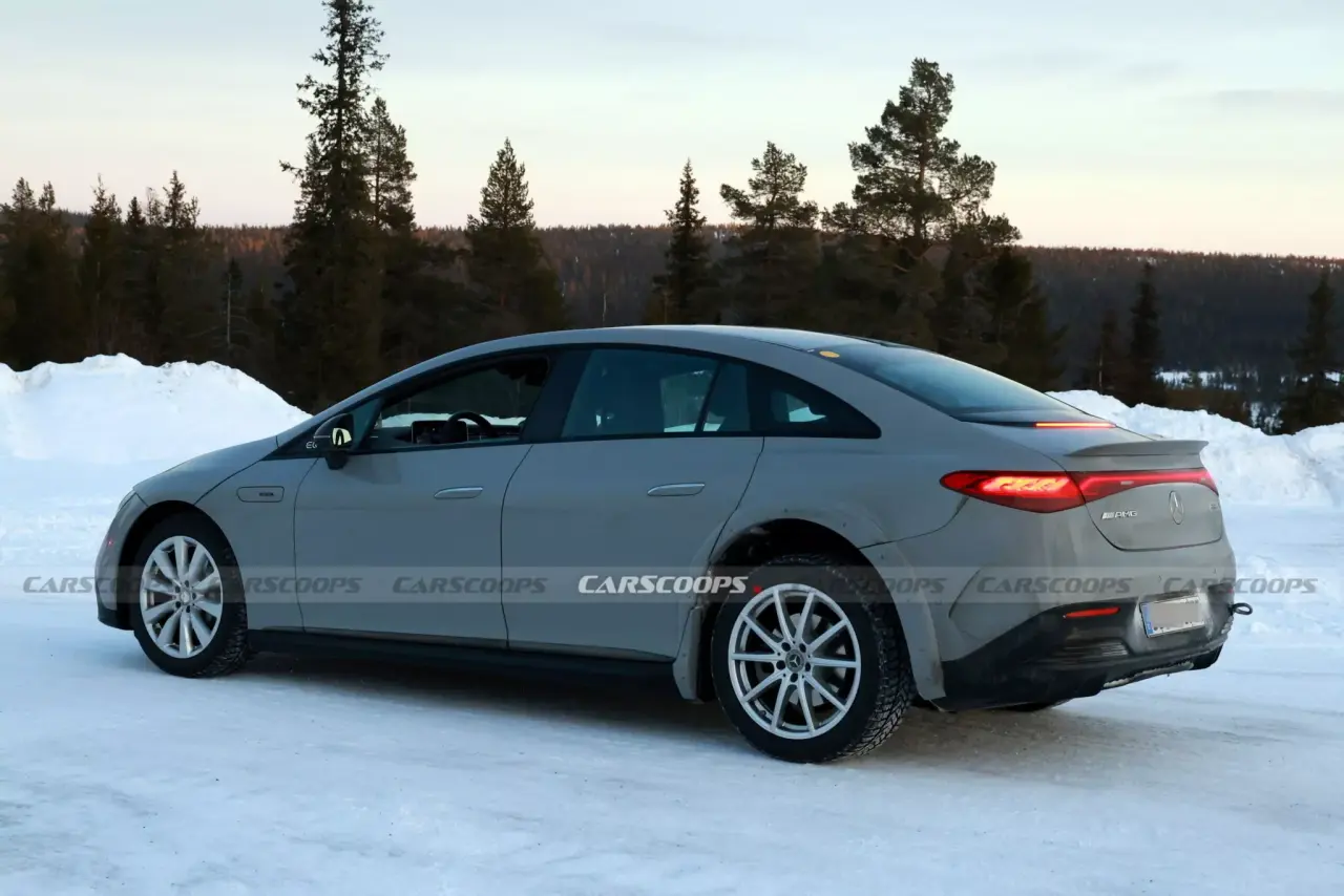 2027-Mercedes-Benz-E-Class-Mule-Scoops-15-2048x1366.thumb.webp.6d08bbcee4444bc04550d12f02a3d3a2.webp