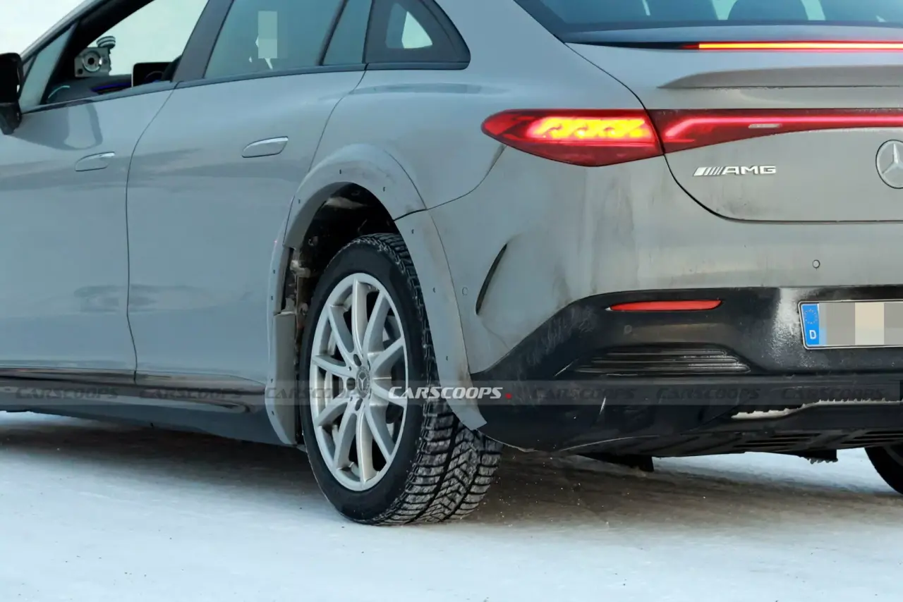 2027-Mercedes-Benz-E-Class-Mule-Scoops-20-2048x1366.thumb.webp.9195dee95924f34ee50bc644225cbc46.webp