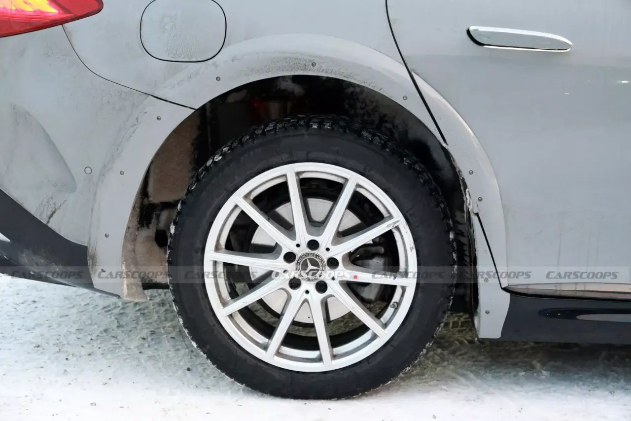 2027-Mercedes-Benz-E-Class-Mule-Scoops-25-2048x1366.thumb.webp.d3c3203ab175e25477476c8a476e34fd.webp