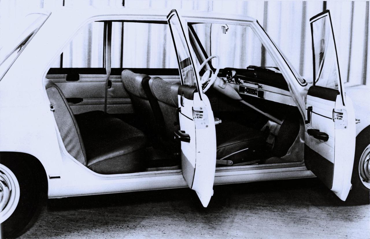 Mercedes-Benz_W118-W119_prototipo_abitacolo.thumb.jpg.3c14376b3ab46d732846d332dd99045a.jpg