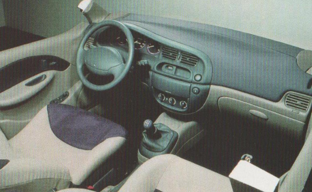 RenaultMeganeIinteriormaquette3.thumb.jpg.048a4631d30f9381204f5217dadd6228.jpg