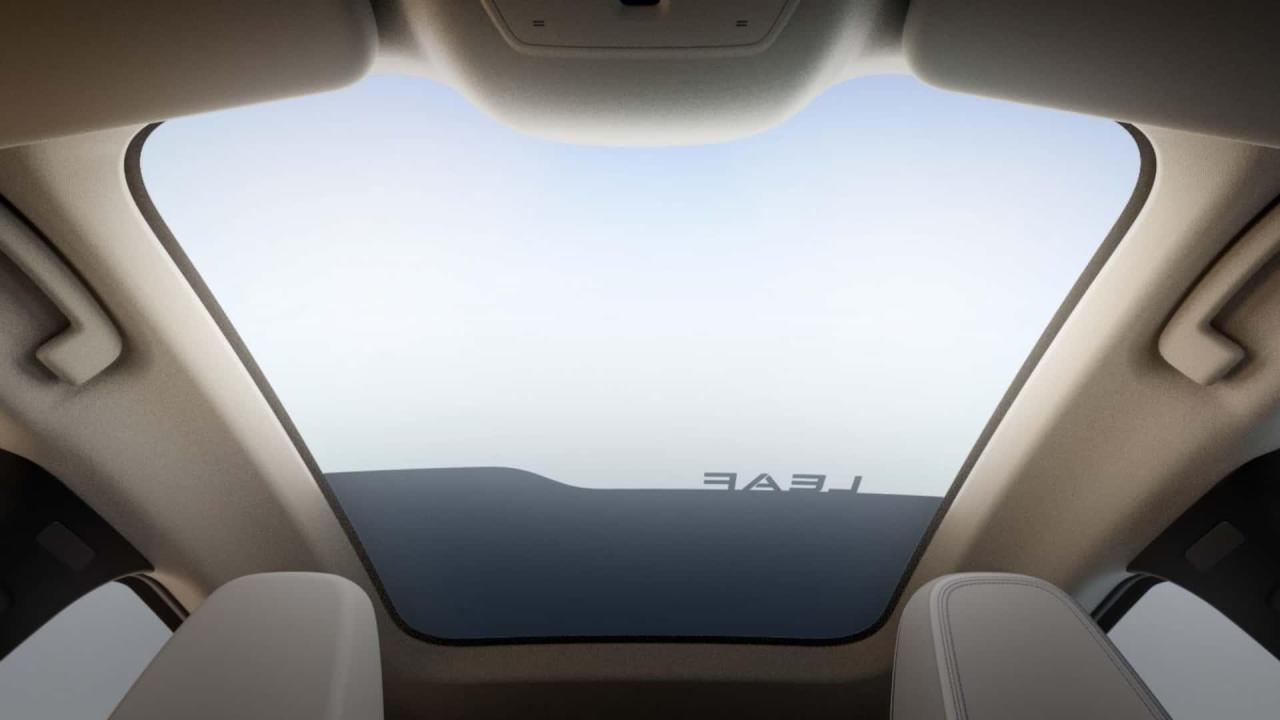 nissan-leaf-2025-i-primi-teaser(4).thumb.jpg.09bc29b0a783817ee3529dbabde75770.jpg