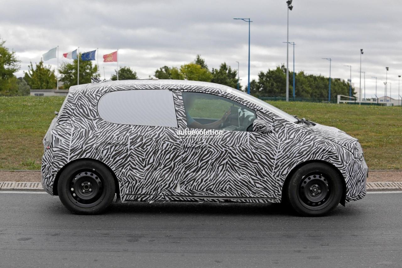 2026-renault-twingo-e-tech-spied-again-shows-first-gen-styling-influences_7.thumb.jpg.206130614620ec524b6c742cf7a3af8e.jpg
