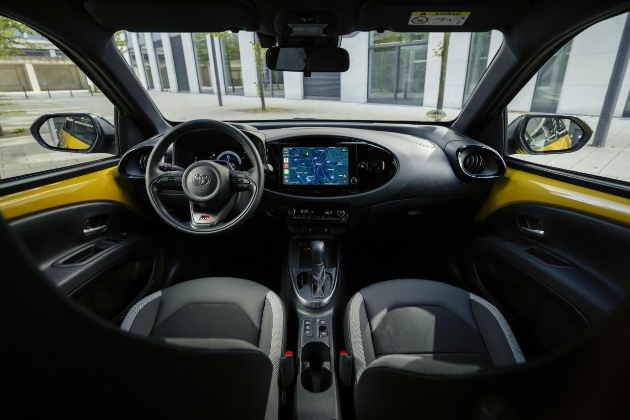 2025_aygoxgrsport_hybrid_mustard_interior_0001.jpg