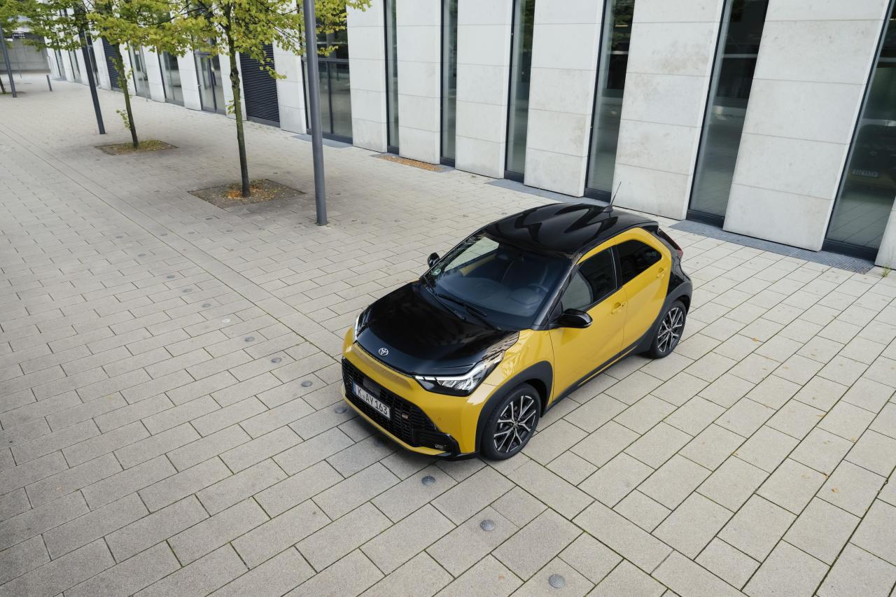 2025_aygoxgrsport_hybrid_mustard_static_0001.jpg