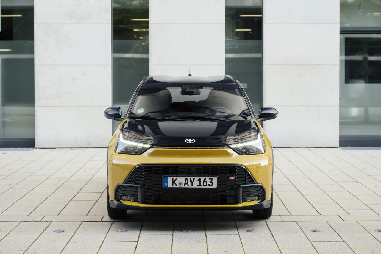 2025_aygoxgrsport_hybrid_mustard_static_0005.jpg