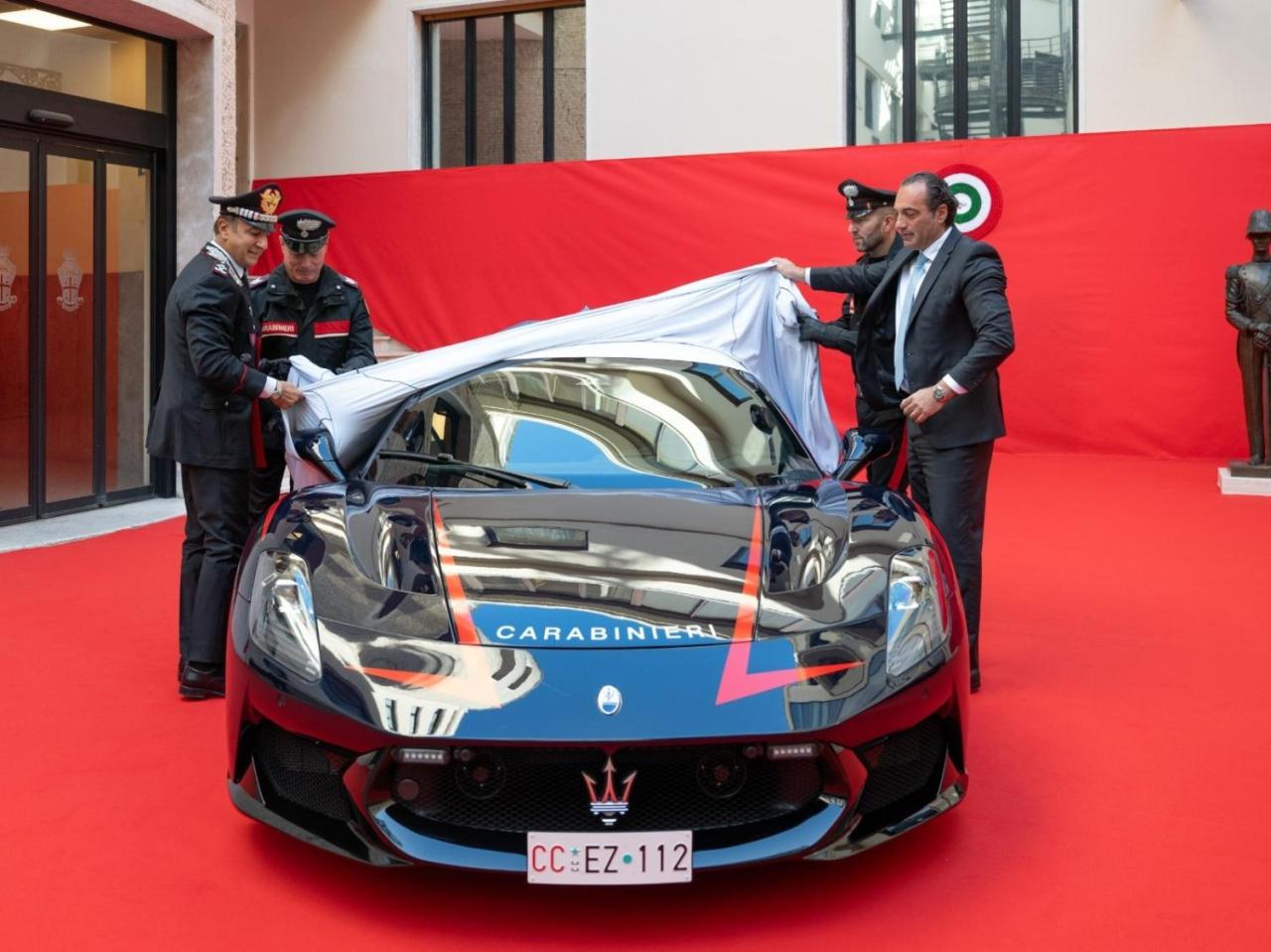 ConsegnateallArmadeiCarabinierilenuovevettureperiltrasportourgentediorganiesangueMaseratiMCPURAeAlfaRomeoGiuliaQuadrifoglioinlivrea (1).jpg