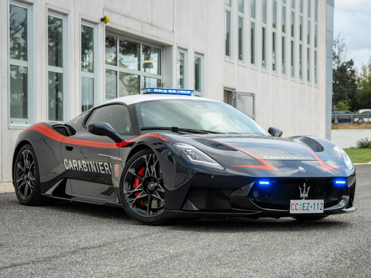 ConsegnateallArmadeiCarabinierilenuovevettureperiltrasportourgentediorganiesangueMaseratiMCPURAeAlfaRomeoGiuliaQuadrifoglioinlivrea (7).jpg