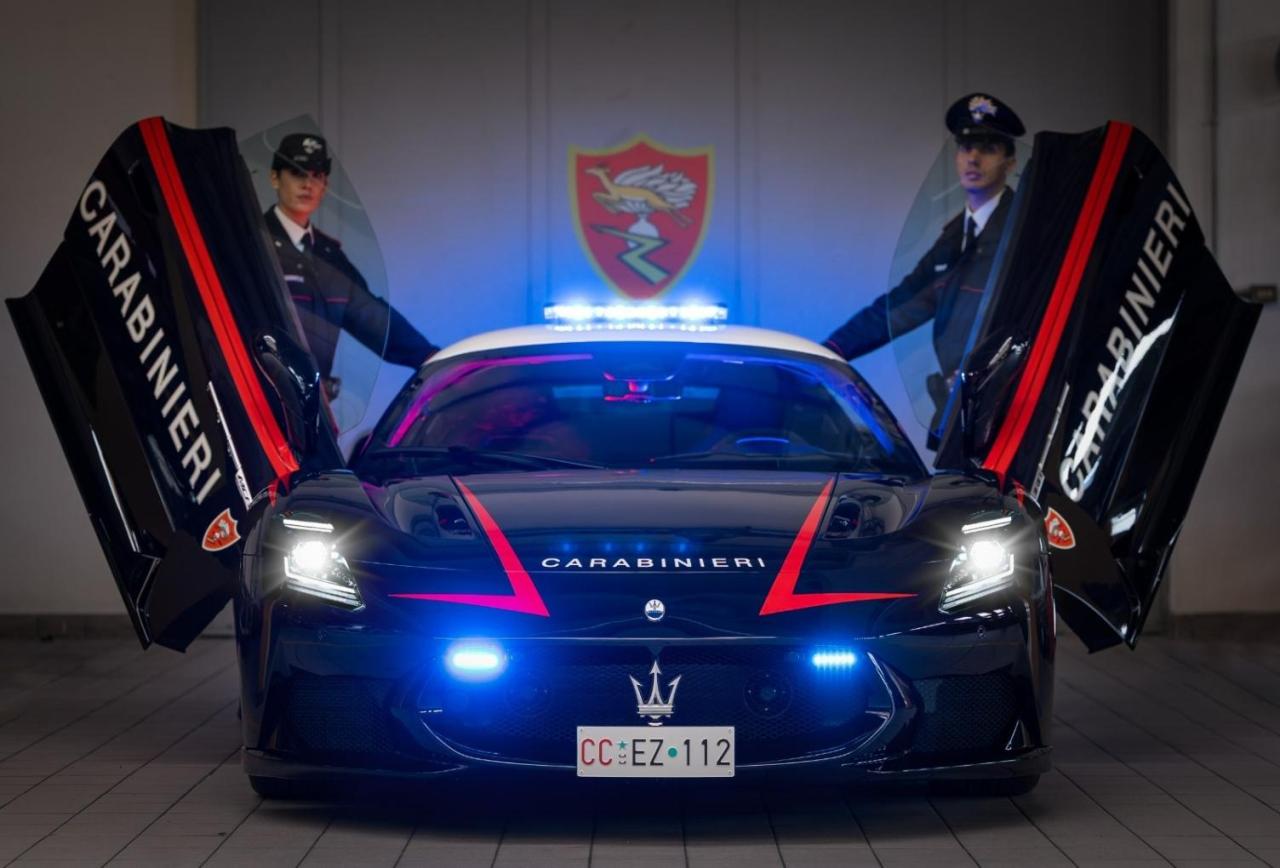 ConsegnateallArmadeiCarabinierilenuovevettureperiltrasportourgentediorganiesangueMaseratiMCPURAeAlfaRomeoGiuliaQuadrifoglioinlivrea (8).jpg