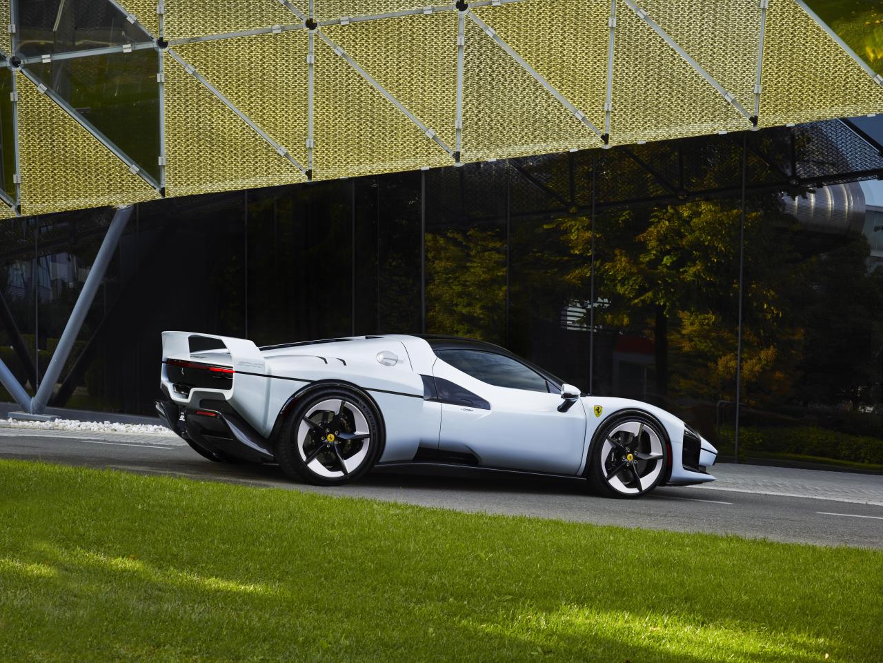 Ferrari_SC40_EXT__6_3737af7d-e061-48ff-9a47-7a593e3ac1f6.jpg