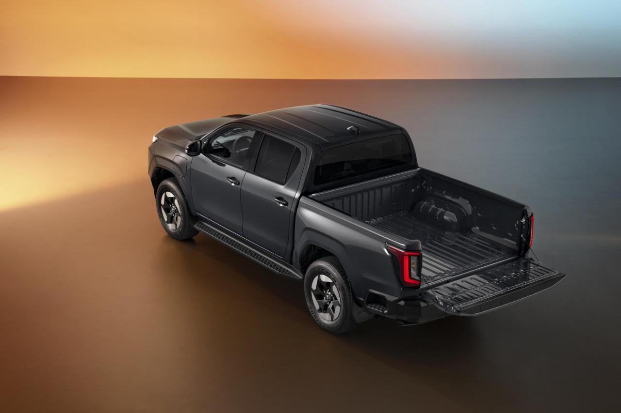 1920_2025toyotahiluxbevhero13.jpg