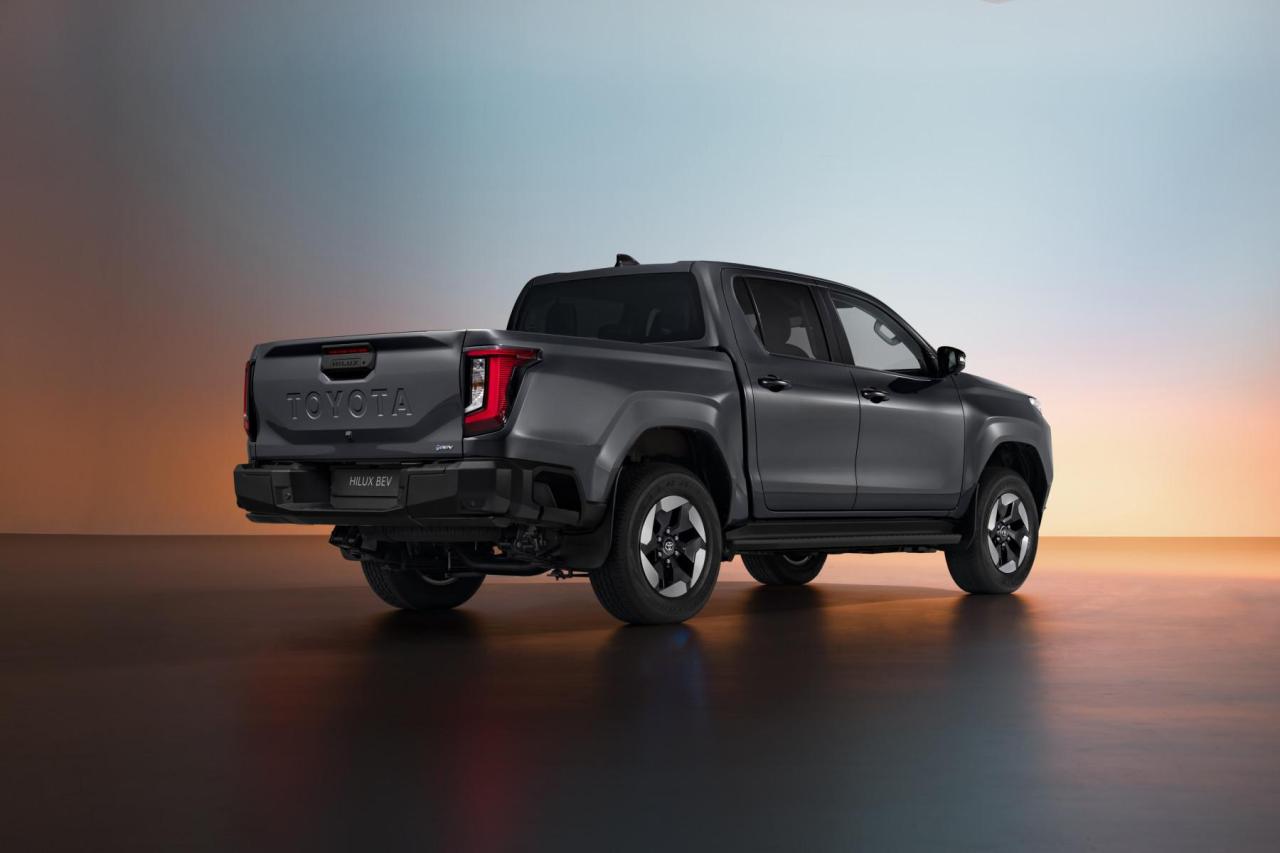 1920_2025toyotahiluxbevhero5.jpg