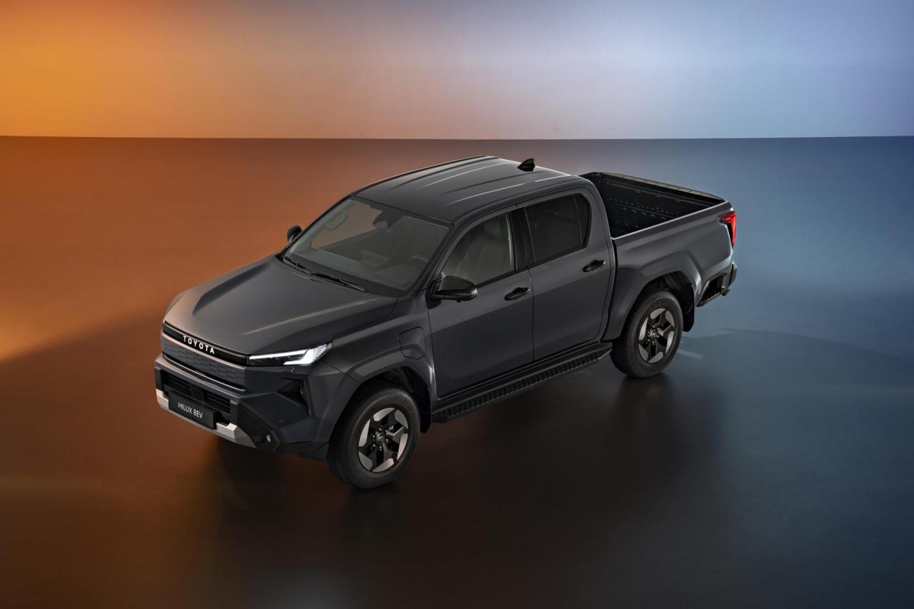 1920_2025toyotahiluxbevhero9.jpg