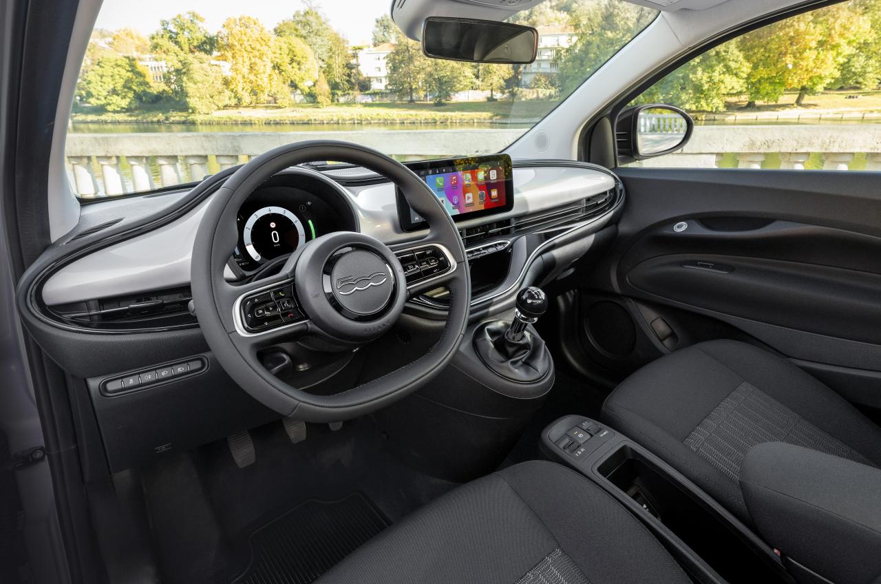 Fiat500Hybrid_Interiors.jpg