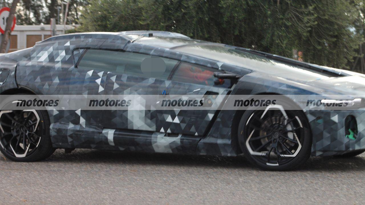 aston-martin-lagonda-electrico-2030-fotos-espia-2025111576-1765644171_8.jpg