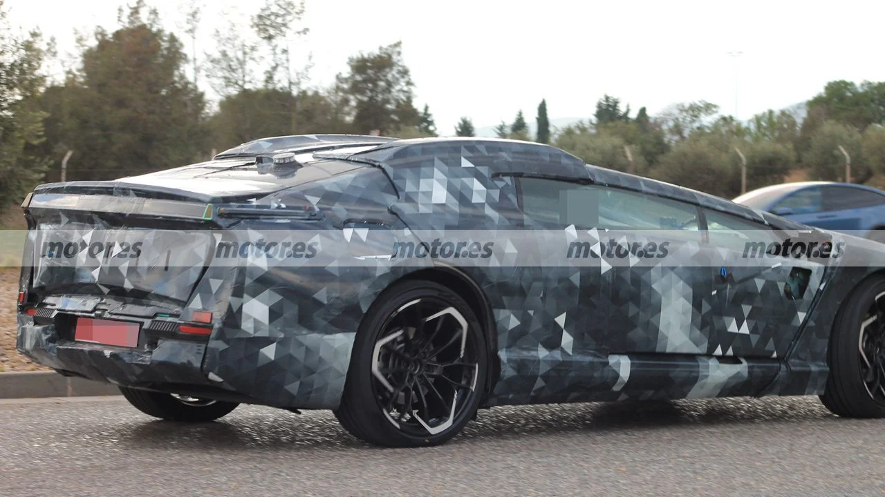 aston-martin-lagonda-electrico-2030-fotos-espia-2025111576-1765644171_9.webp