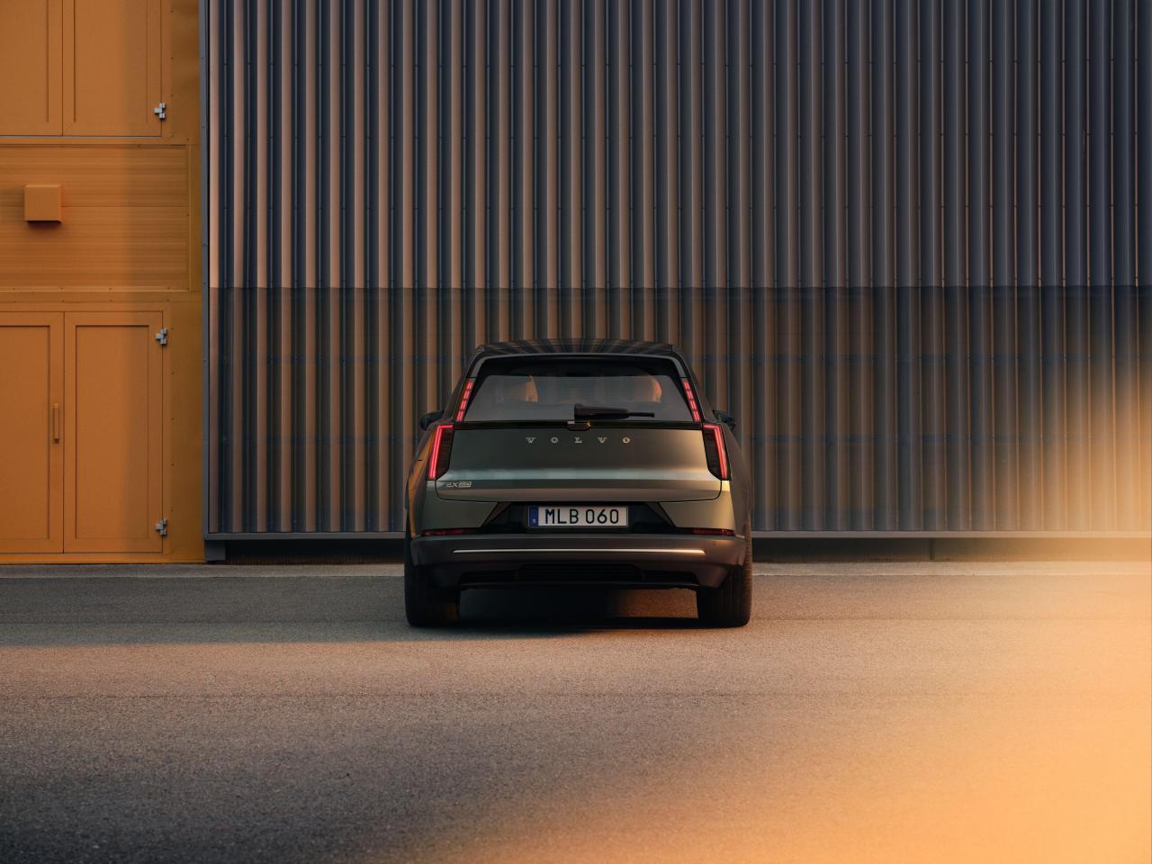 JPG Full-TIM_1159_EX60_STRAIGHT_REAR.jpg