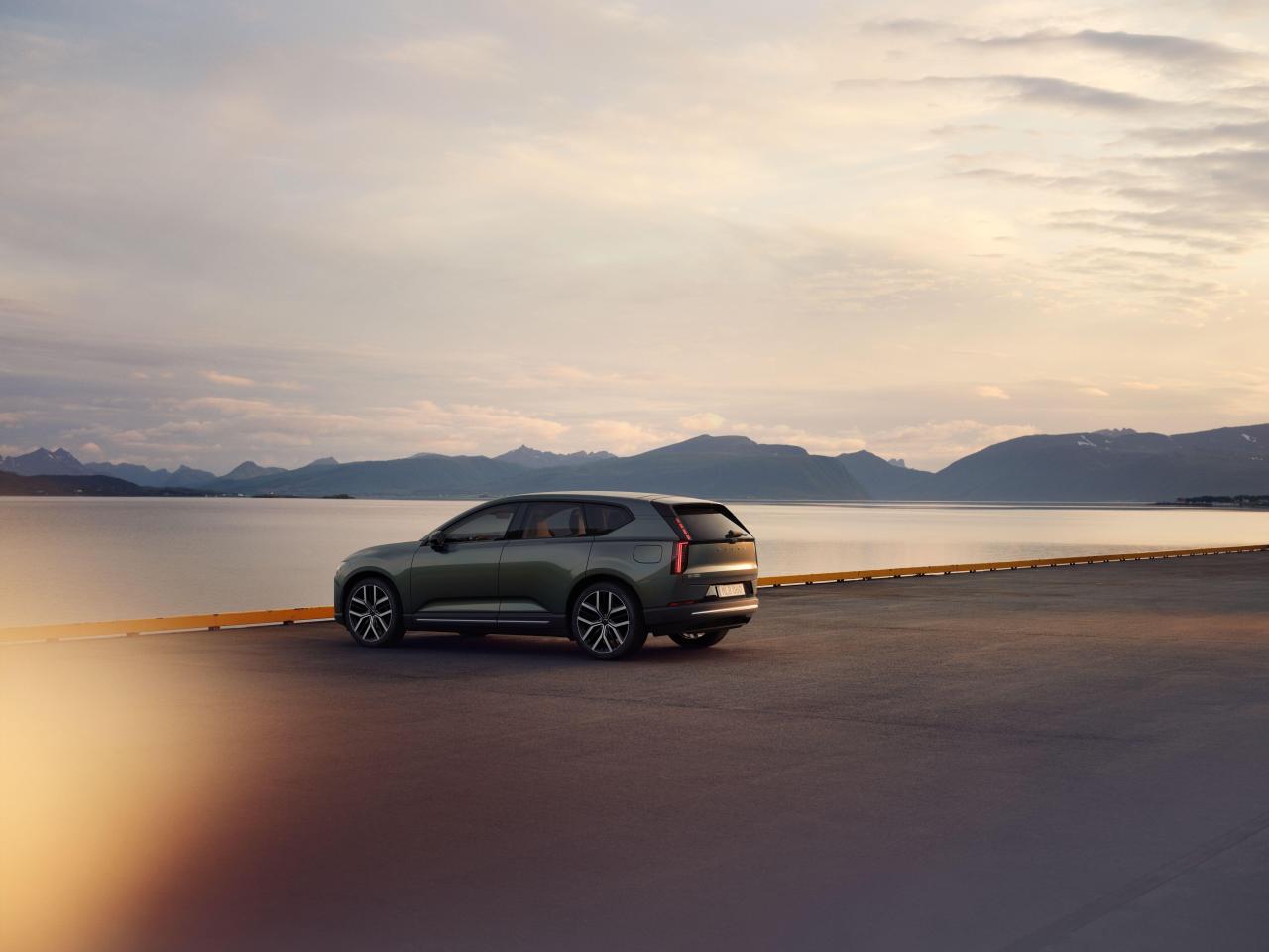 JPG Full-TIM_1167_EX60_3Q_REAR.jpg