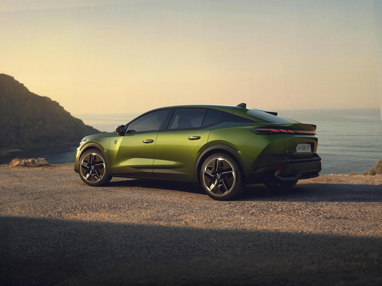 PEUGEOT_E408_2601STYP_002_FR.jpg