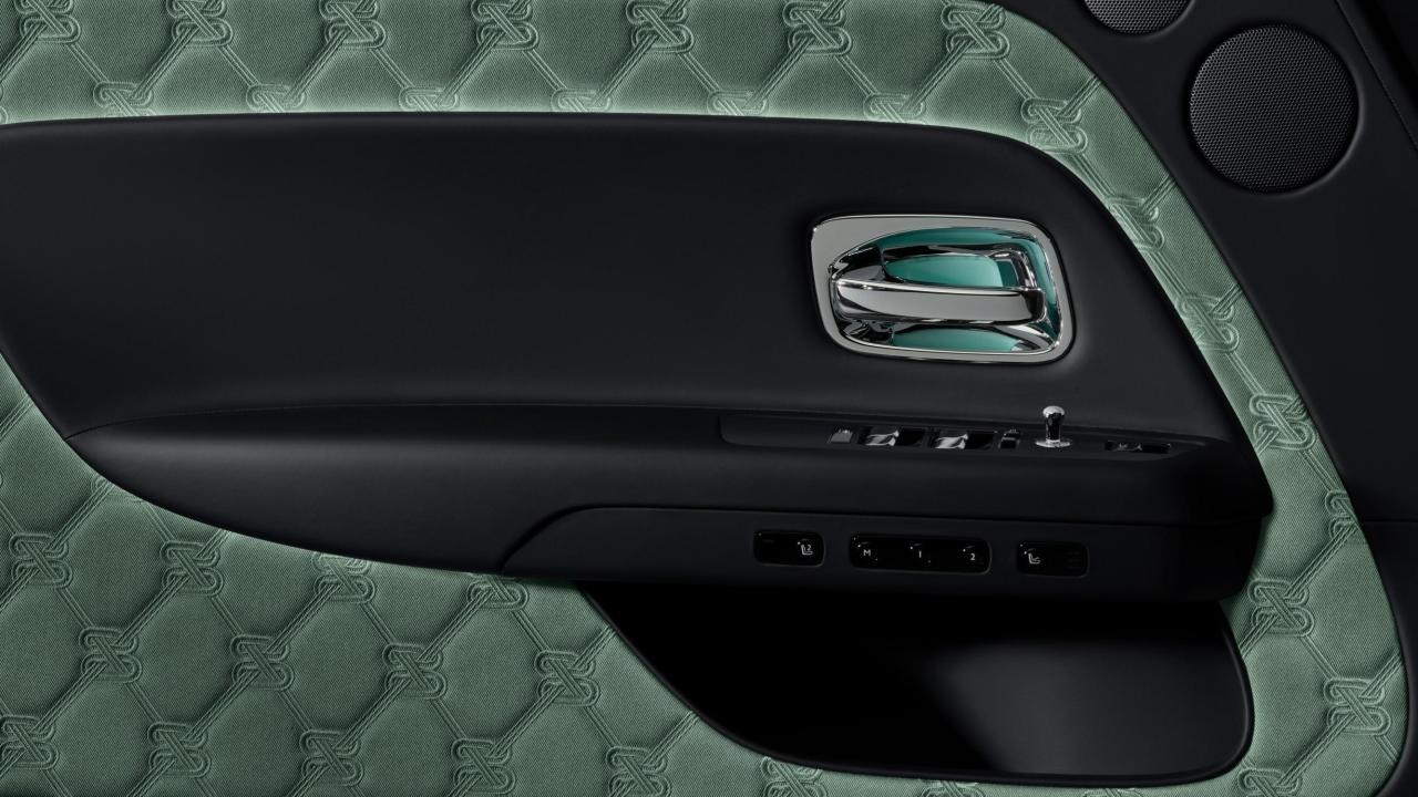 P90643648_lowRes_rolls-royce-black-ba.jpg