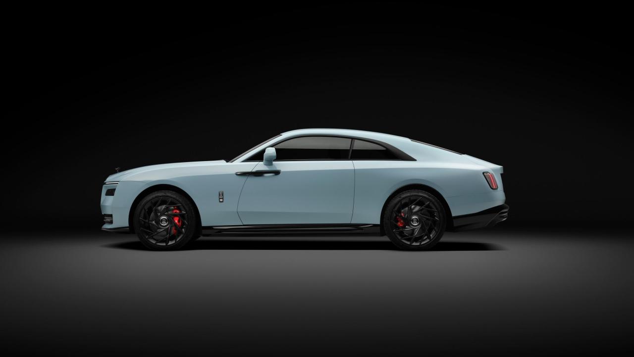 P90643653_lowRes_rolls-royce-black-ba.jpg