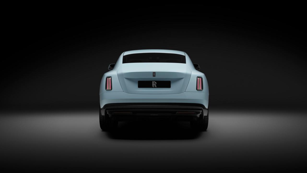 P90643656_lowRes_rolls-royce-black-ba.jpg