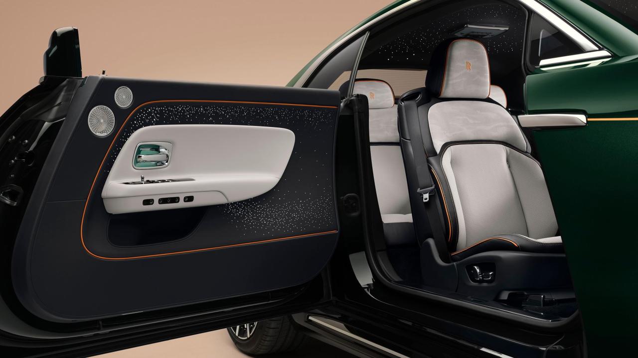 P90643685_lowRes_rolls-royce-spectre-.jpg