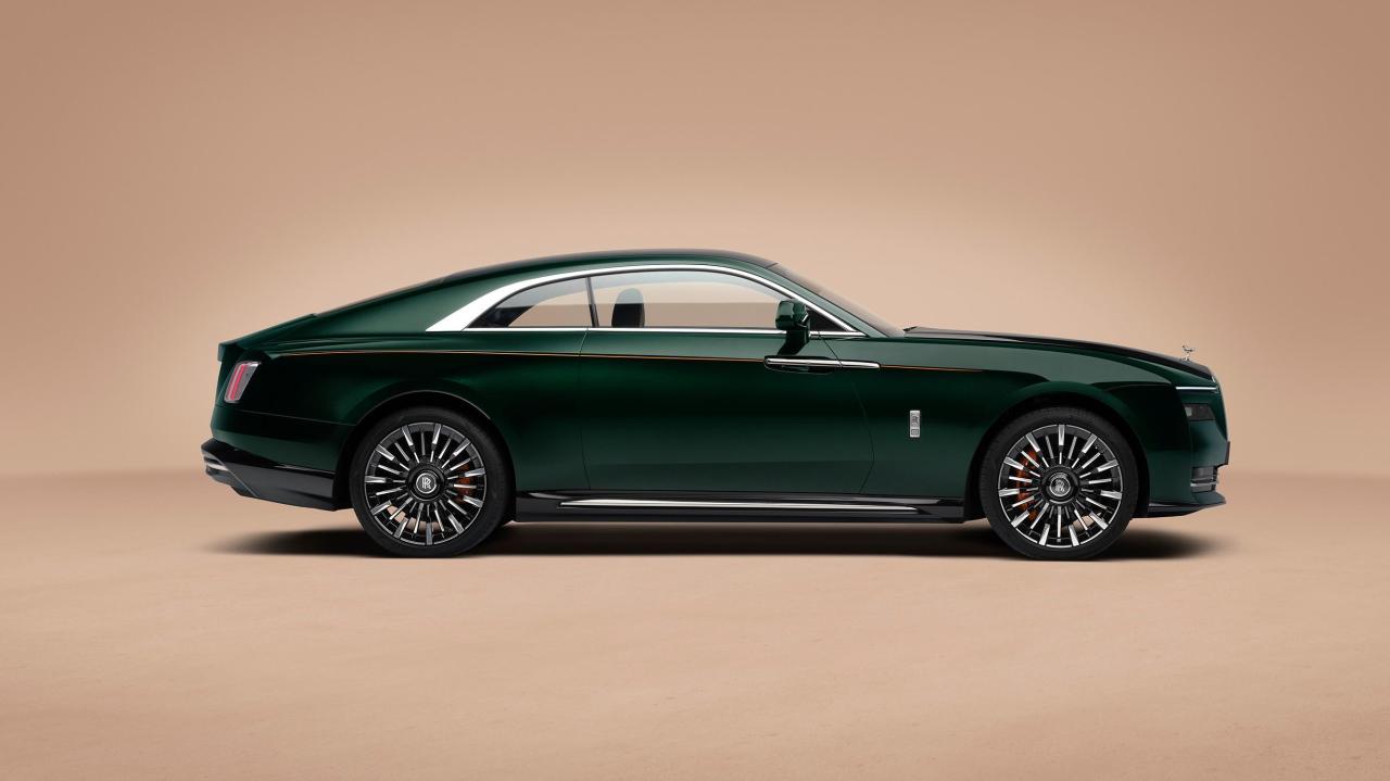 P90643686_lowRes_rolls-royce-spectre-.jpg