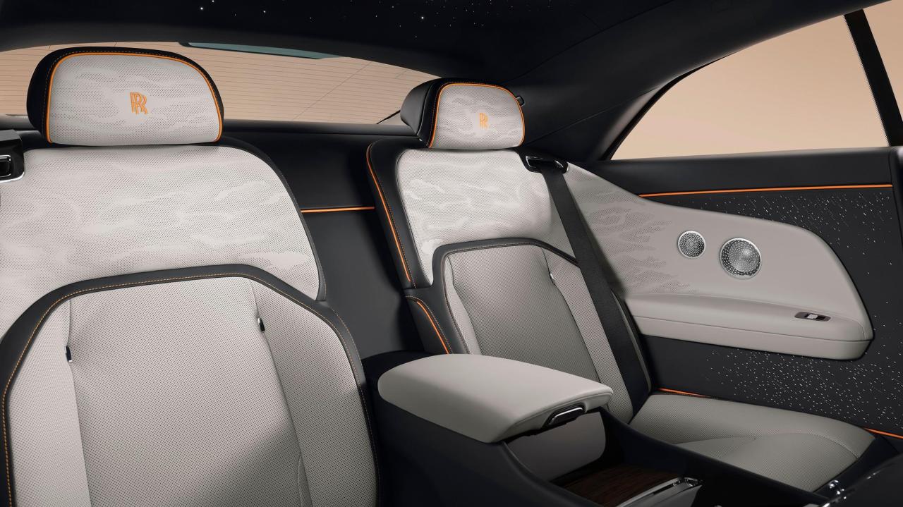 P90643688_lowRes_rolls-royce-spectre-.jpg