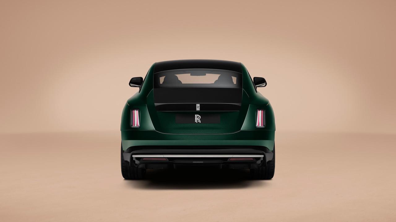 P90643689_lowRes_rolls-royce-spectre-.jpg