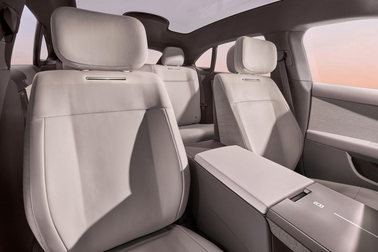 RR_GT_INTERIOR_PASSENGER-REVERSE.jpg