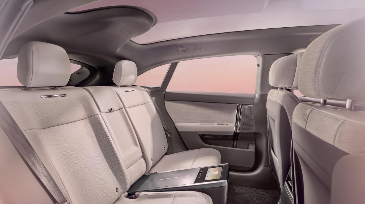 RR_GT_INTERIOR_REAR-SEATS_.jpg