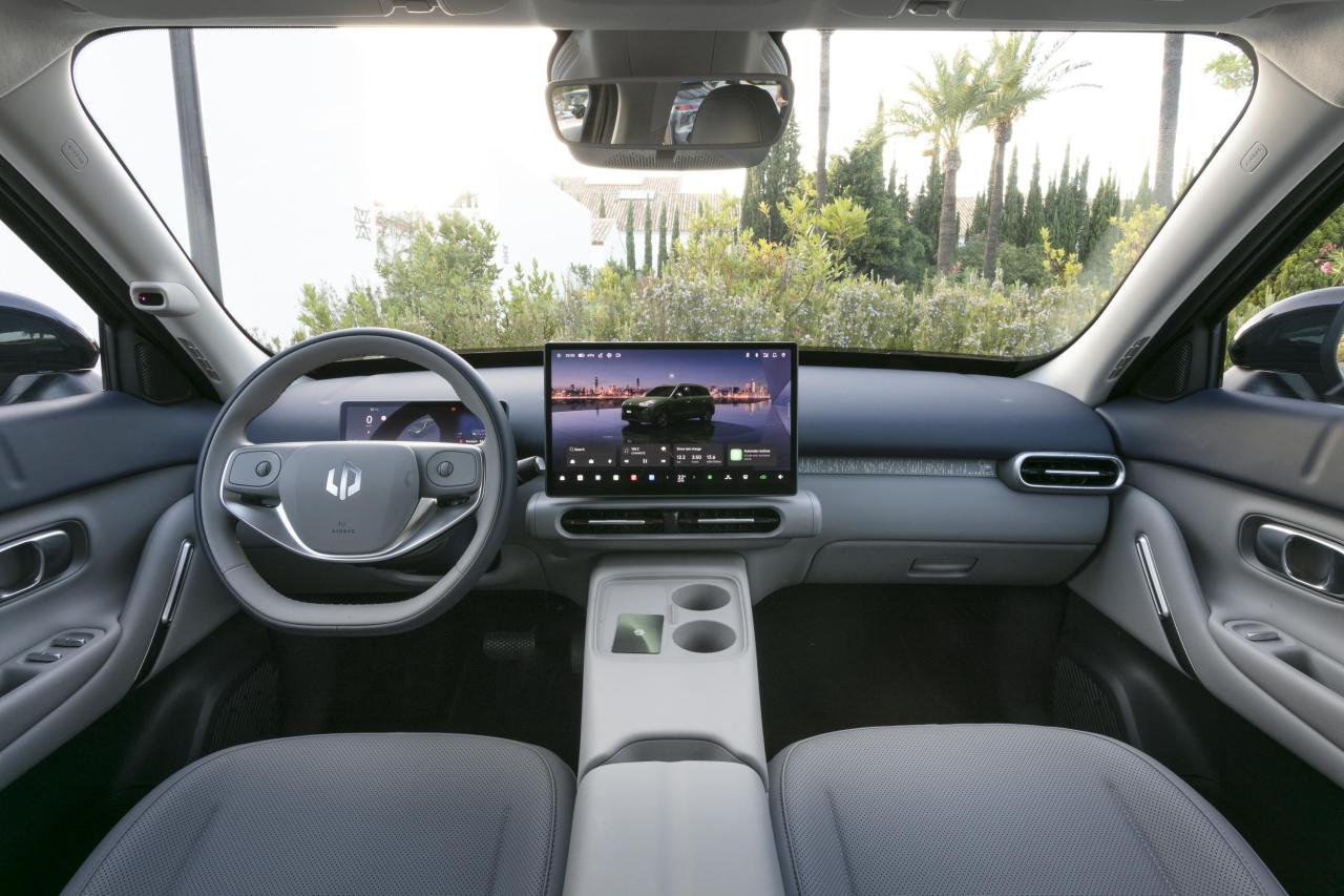 leapmotor-b03x-acorn-brown-interiors (1).jpg