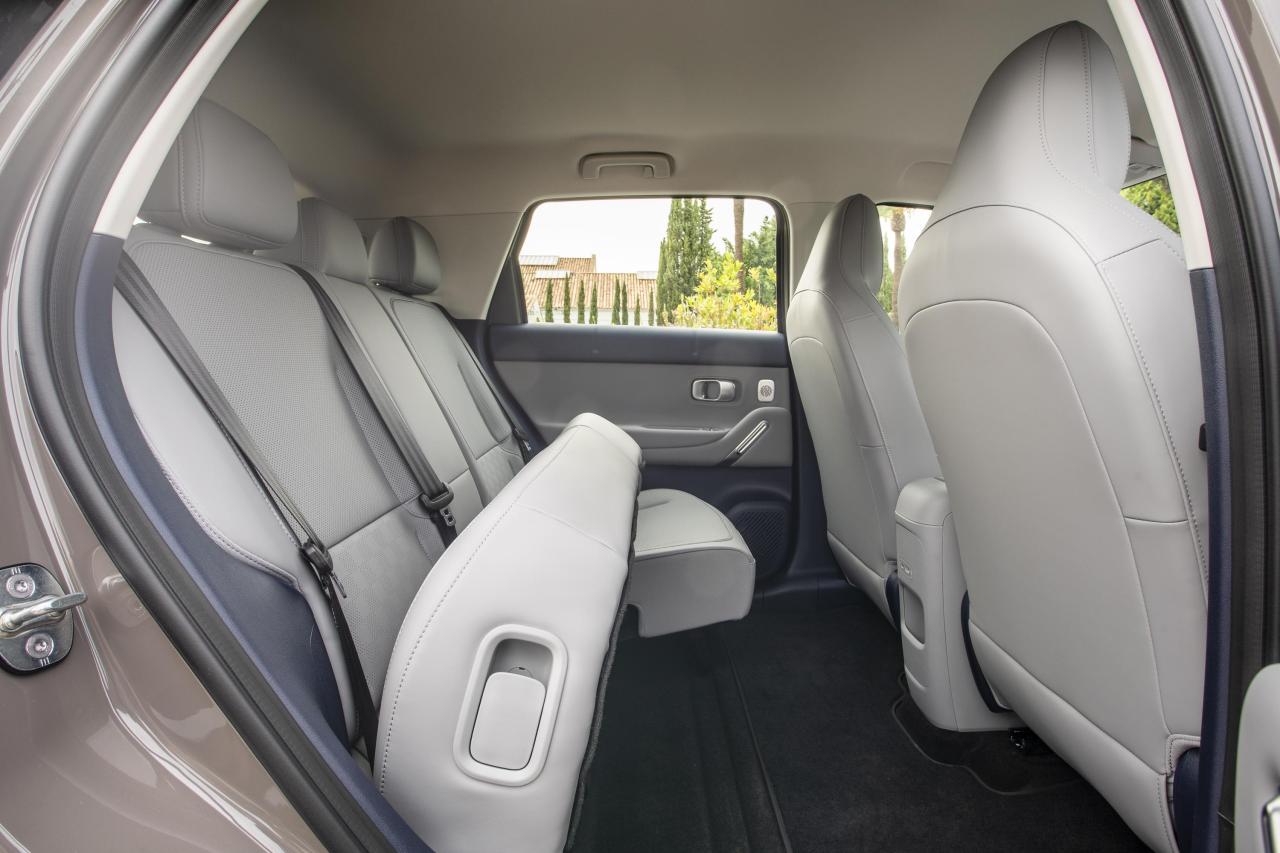 leapmotor-b03x-acorn-brown-interiors (3).jpg