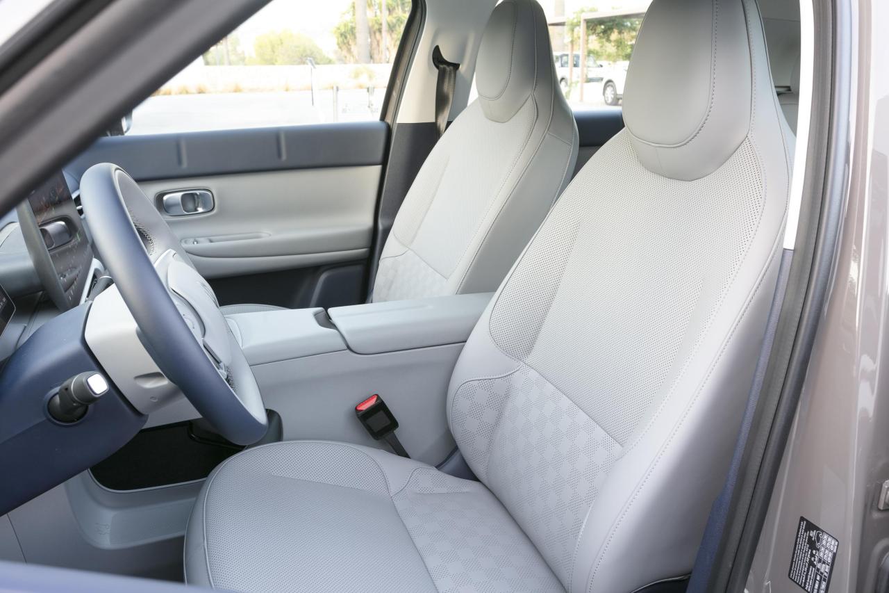 leapmotor-b03x-acorn-brown-interiors.jpg