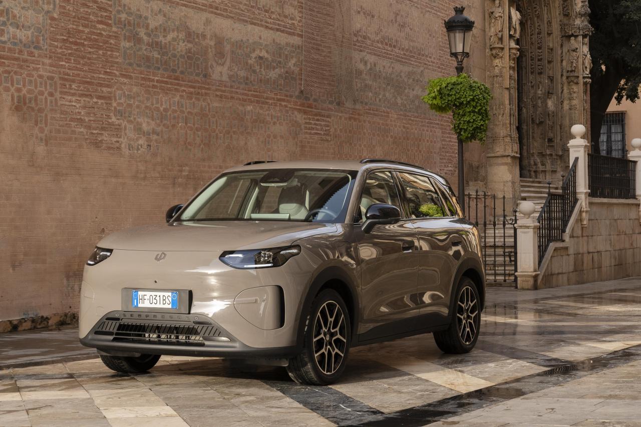 leapmotor-b03x-acorn-brown-static.jpg