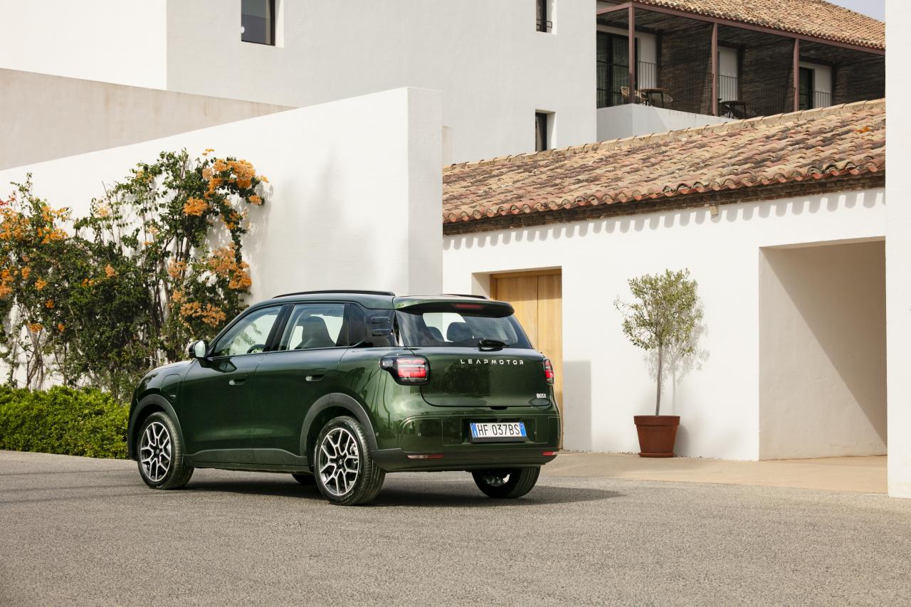 leapmotor-b03x-seaweed-green-static (1).jpg